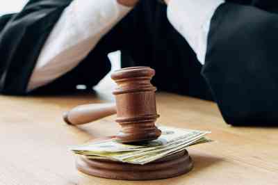 Richter mit Richterhammer - © LIGHTFIELD STUDIOS - stock.adobe.com