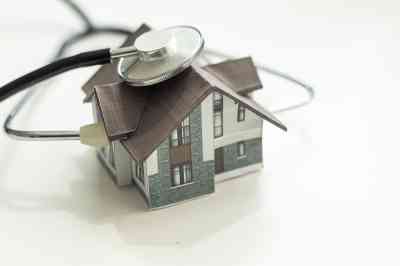 Haus und Stehtoskop - © Angelov - stock.adobe.com