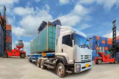 Lastkraftwagen - © kamonrat - stock.adobe.com