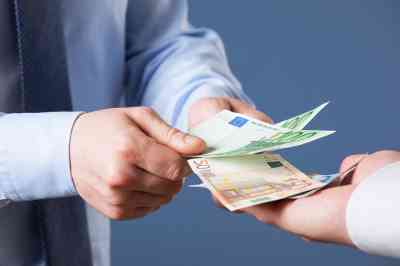 zwei Hände übergeben Geldscheine in eine dritte Hand - © zest_marina - stock.adobe.com